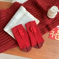 Rote Baumwollsocken mit Pingan-Schriftzug und festlichen Elementen für das neue Jahr - Einheitsgröße / Ewiges Glück