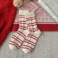 Calze di peluche crema con strisce rosse, maglia termica invernale calda e accogliente - Righe Sottili