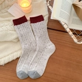 Calcetines gruesos de lana beige con puños rojos y puntas grises en ambiente invernal - Talla única / Blanco Roto