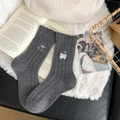 Calze in maglia di lana grigio scuro con ricamo asimmetrico di gatto e pesce di moda - grigio scuro