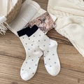 Calze bianche di lana con piccoli fiori blu ricamati e polsini a costine blu scuro - Taglia unica / Bianco