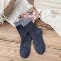 Calze di lana grigio scuro con motivo floreale e polsini grigio chiaro in scena invernale - Taglia unica / grigio scuro