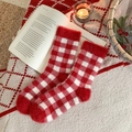 Rote und weiße karierte Nerzsamt-Socken für Damen, warm und flauschig für den Winter - Karo