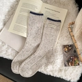 Wollsocken in Haferflocken-Optik mit marineblauem Rand und Wishing You Luck-Label - Weiß