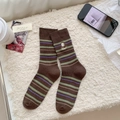 Kaffeebraune gestreifte Strick-Socken mit Toast-Stickerei auf cremefarbenem Teppich - Einheitsgröße / Brot