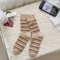 Beige Baumwollsocken mit bunten Streifen und süßer Pommes-Stickerei in gemütlicher Optik - Einheitsgröße / Pommes frites