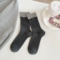 Dunkelgraue Baumwollsocken im Color-Block-Design mit Handmade-Label und Rippenmuster - Einheitsgröße / Dunkelgrau