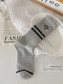 Graue mittellange Baumwollsocken mit schwarzen Streifen und Step Graceful 05 Stickerei - Einheitsgröße / Hellgrau
