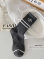 Dunkelgraue Baumwollsocken mit weißen Streifen und Step Graceful Stickerei für Damen - Einheitsgröße / Dunkelgrau