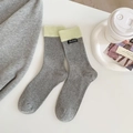 Graue Rippstrick-Socken mit gelbem Kontrastsaum und handgefertigtem Etikett - Einheitsgröße / Hellgrau