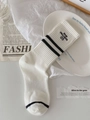 Weiße Rippenstrick-Socken aus Baumwolle mit schwarzen Streifen und Stickerei - Einheitsgröße / Weiß