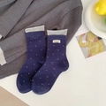 Ballett-Stil dunkelblaue Punkte-Socken mit grauem Rollrand und Text-Etikett-Detail - Einheitsgröße / Blau gepunktet