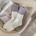 Gemütliche creme-lila Patchwork-Socken für Damen mit Rautenmuster und Strickstruktur - Einheitsgröße / Cremeweiß