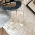 Beige geribbelde wollen sokken met zilveren knoop en warme Mary Jane schoenen - Wit