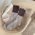 Damen-Socken mit dunkelviolettem Kontrastbündchen und grauem Rippstrick-Muster - Einheitsgröße / Hellgrau