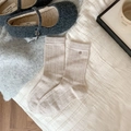 Lichtbeige wollen middelhoge sokken met verticale ribbel en metalen knopdetail - Melkthee