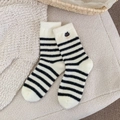 Chaussettes d'hiver douces à rayures noires et blanches avec broderie chat - Chat Brodé à Rayures (M5184-5)