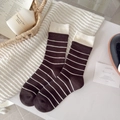 Braun-weiß gestreifte Wollsocken mit cremeweißen Rippbündchen im College-Stil - Einheitsgröße / Kaffeebraun