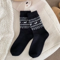 Warme graue Strickisocken mit Fair Isle Muster und kleiner Hunde-Stickerei - Einheitsgröße / Schwarz