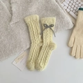 Calcetines de terciopelo de mink amarillo pálido con punto trenzado y lazo gris - Talla única / Amarillo Leche