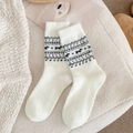 Cremeweiße Fair-Isle Plüschsocken mit Rentier-Muster für warme Wintertage im Haus - Einheitsgröße / Weiß