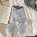 Hellgraue Wollsocken mit Rippstrick und anthrazitfarbenem Doppelbündchen-Detail - Einheitsgröße / Hellgrau