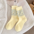 Hellgelbe Fair-Isle-Wollsocken mit blauem Welpenmuster und weicher Strickstruktur - Einheitsgröße / Gelb