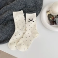 Wollene cremeweiße Socken mit schwarzen Punkten und einer eleganten schwarzen Schleife - Weiß