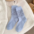 Hellblaue flauschige Fair-Isle-Socken mit grauem Jacquard-Tier-Muster in gemütlichem Heim - Einheitsgröße / Blau