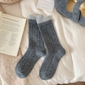 Dunkelgraue Wollsocken mit hellgrauem Kontrastbund im warmen Winter-Stil - Einheitsgröße / Dunkelgrau