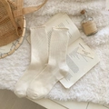 Calze a costine bianco crema da donna in un accogliente scenario vintage chic - Bianco