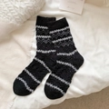 Dicke Strick-Wollsocken mit schwarzen geometrischen Streifen für den Winter - Einheitsgröße / Schwarz