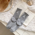 Calze di cashmere grigio con bordo arrotolato e ricamo bianco FULLY ENJOY - Taglia unica / Grigio chiaro