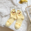 Chaussettes épaisses jaunes chaudes avec motif poussin mignon et texture pelucheuse - Poussin à Nœud