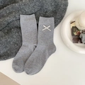 Mittelhohe Wollsocken in Grau mit dunkelblauen Punkten und weißer Kreuz-Stickerei am Saum - Hellgrau