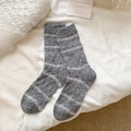Dicke dunkelgraue Wollsocken mit weißem Wellenmuster und bunten Tupfen für den Winter - Einheitsgröße / Grau