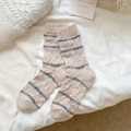 Dicke Wollsocken in Grau mit Wellenmuster und Vintage-Ethno-Strick für den Winter - Einheitsgröße / Khaki