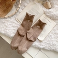 Hellbraune Kaschmirsocken mit Fully Enjoy Bestickung auf gemütlichem Hintergrund - Einheitsgröße / Kaffeebraun