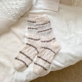 Calze spesse in lana beige con motivi geometrici vintage e polsini a coste invernali - Taglia unica / Bianco Sporco