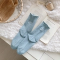 Himmelblaue Kaschmir-Socken mit Rollsaum und weißer Stickerei für gemütliche Wärme - Einheitsgröße / Blau