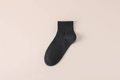 Minimalistische dunkelgraue Baumwollsocken mit elastischem Rippbündchen und Stricktextur - Einheitsgröße / Dunkelgrau