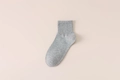 Sportliche mittelhohe Baumwollsocken in Melange-Grau mit gerippten Bündchen und Strickstruktur - Einheitsgröße / Hellgrau
