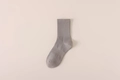 Calcetín gris de algodón con textura de canalé vertical para hombre en estilo minimalista - café