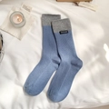 Calze minimaliste in blu e grigio con etichetta fatta a mano e texture in cotone a costine - Taglia unica / Blu