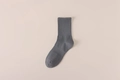 Chaussettes mi-hautes classiques en maille côtelée gris moyen pour tenue décontractée - Gris clair