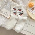 Weiße dicke Plüschsocken mit süßem braunem Dackelmotiv und blauem Hut für Damen - Zwei Hunde