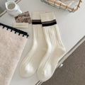 Dicke Wollsocken für Damen in Cremeweiß mit schwarzen Querstreifen und Rippstrick-Struktur - Weiß