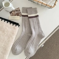 Graue Wollmischsocken mit weißen und braunen Streifen am Rippstrickbündchen - Hellgrau