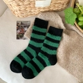 Calcetines de lana a rayas verdes y negras con textura afelpada para calidez invernal - Rayas Negro Verde