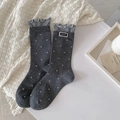 Calze grigio scuro a metà polpaccio a pois bianchi con elegante bordo a volant alla moda - Taglia unica / grigio scuro